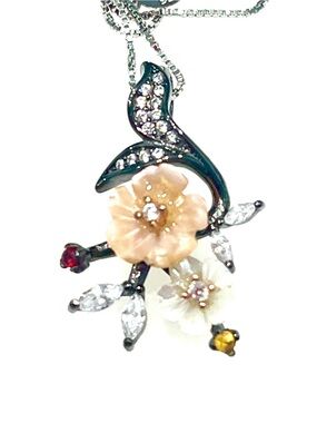 Gem & Mother-of-Pearl Flower Necklace